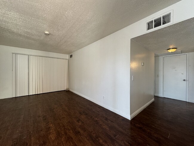 Building Photo - Spacious 3-Bed, 1-Bath Condo with Granite ...