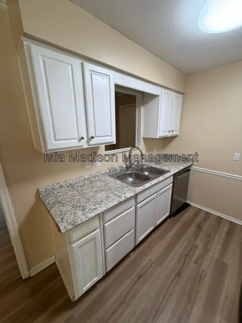 Building Photo - 9406 Dunwoody Dr