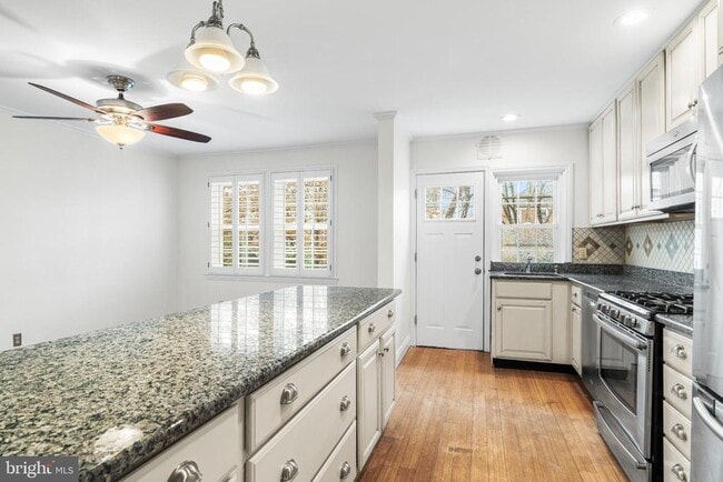 Building Photo - 121 Hopkins Rd