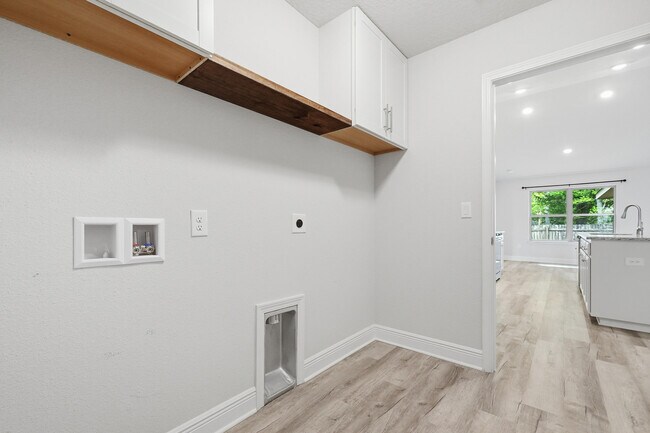 Building Photo - 5810 Crestlake Dr