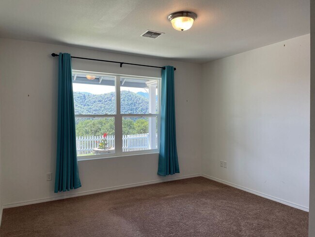 Building Photo - Beautiful 2 Bedroom 1.5 Bath 2 Story Home-...
