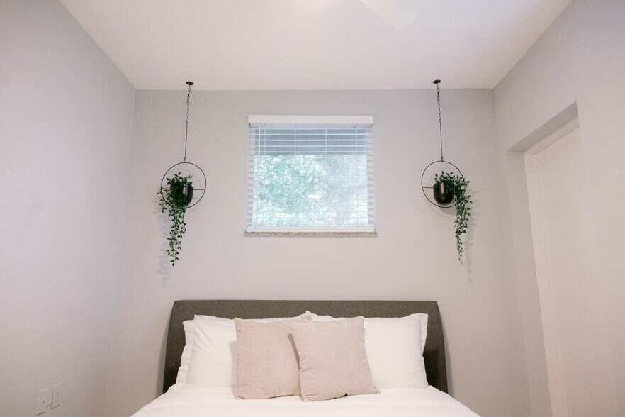 Building Photo - 2616 S Crystal Lake Dr