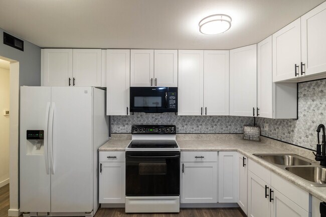 Building Photo - 800 Brook Dr
