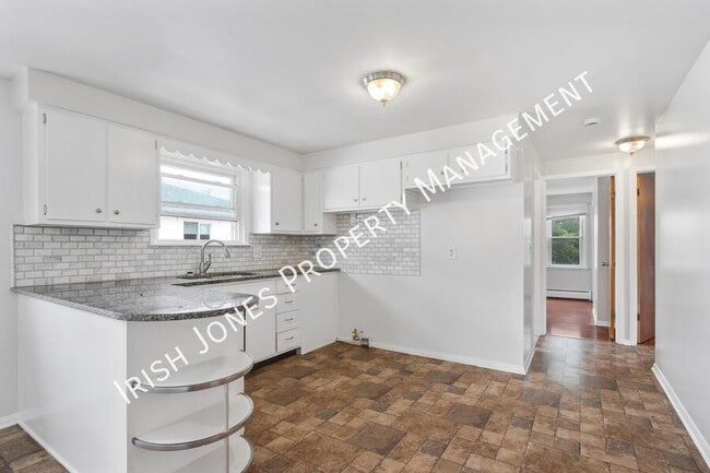 Building Photo - 425 Callodine Ave