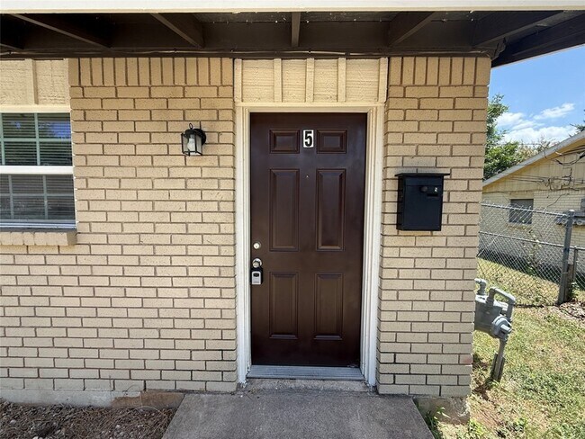 Building Photo - 211 Skyway Dr