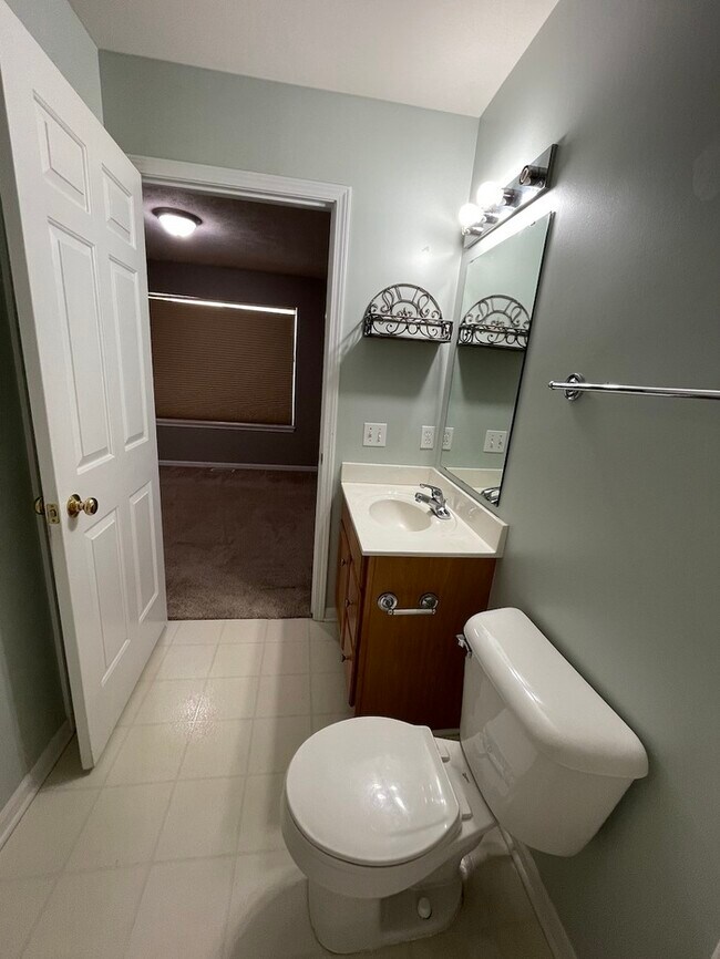 Building Photo - Forest Hills Condo 2 Bedroom  Clements Mill