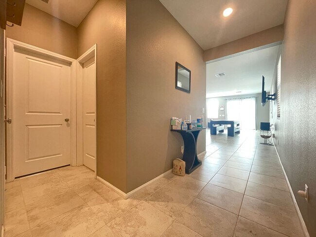 Building Photo - (Fully Furnished) 4 Bedroom + Loft,  3 Ful...