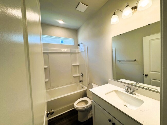 Building Photo - 811 Ireland Dr