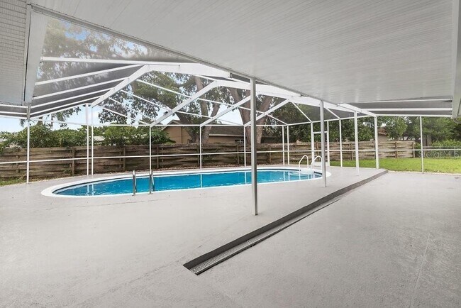 Building Photo - Remodeled Pool Home Located in the Very De...