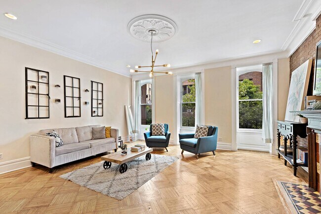 Building Photo - 31 W 84th St