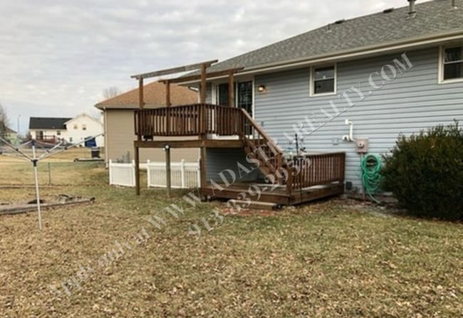 Primary Photo - Nice 3 Bed 2 Bath Duplex in KCMO-Available...