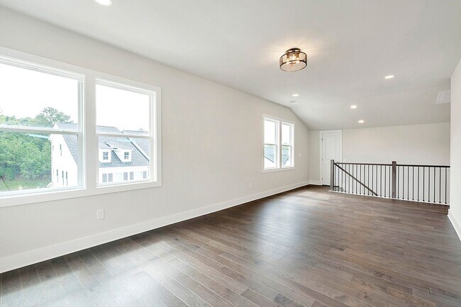 Building Photo - Luxury Westshore Townhome