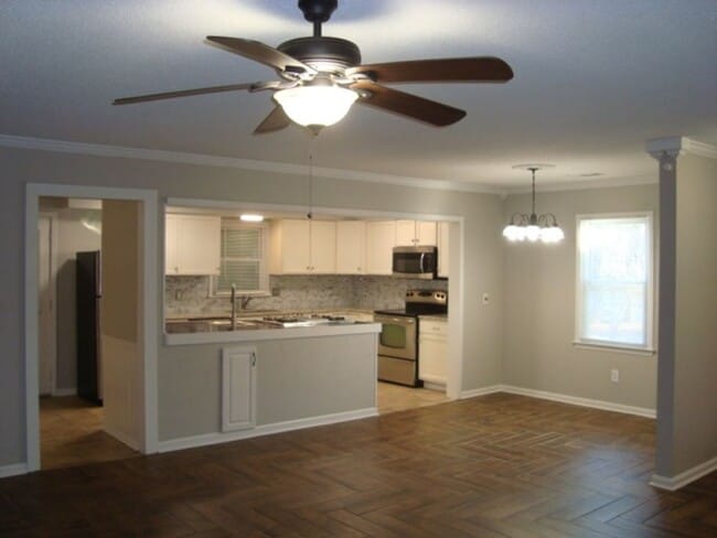 Building Photo - Renovated 4 bedroom available now to rent!