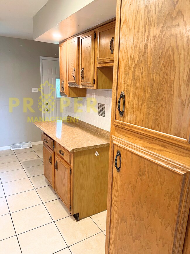 Building Photo - 3 bedrooms 1 bathroom house for rent
