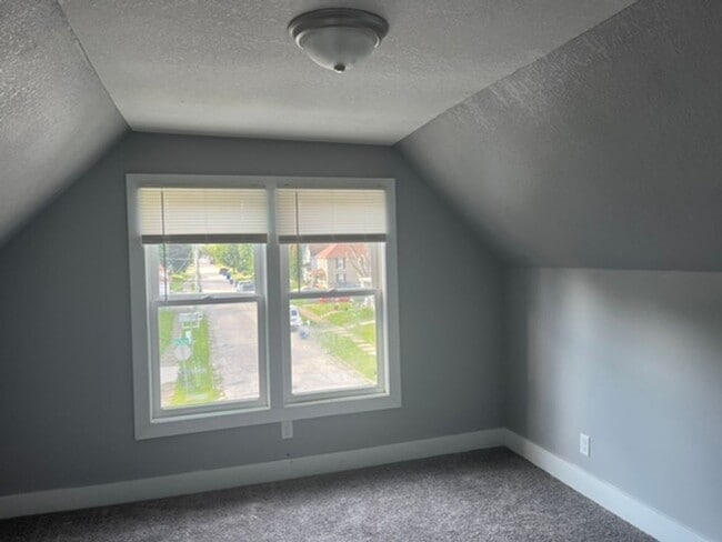 Building Photo - 2 Bedroom 1.2 bath in Moline