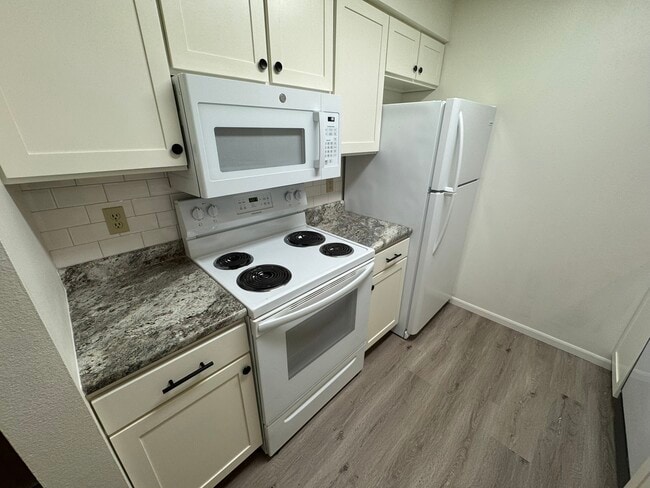 Building Photo - 395