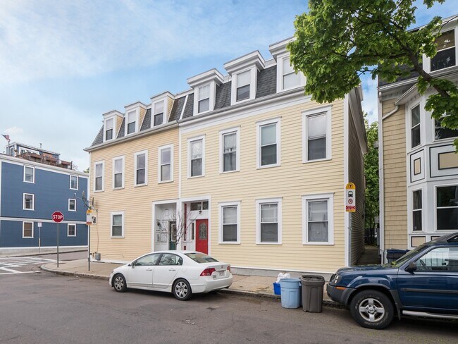 Building Photo - 546 E 8th St