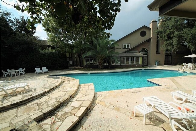 Building Photo - 7685 Northcross Dr