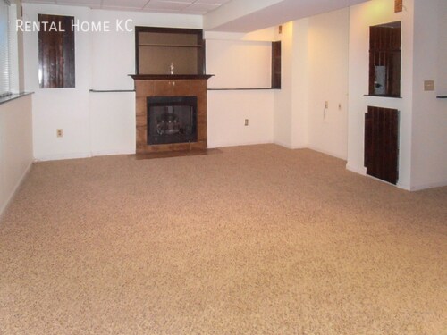 Building Photo - Open and Light 2-story w/fin bsmt and fenc...