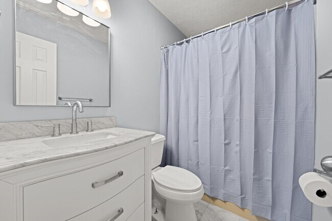 Building Photo - Charming 3Bed/2Ba Duplex Unit Convenient t...