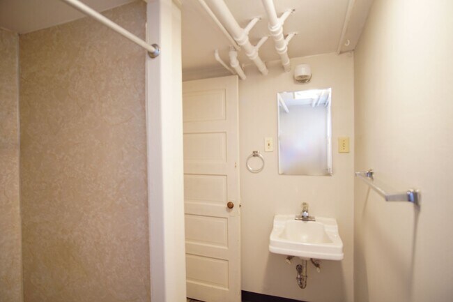 Building Photo - Charming & Unique John's Landing Studio: Close to Shops & Restaurants!