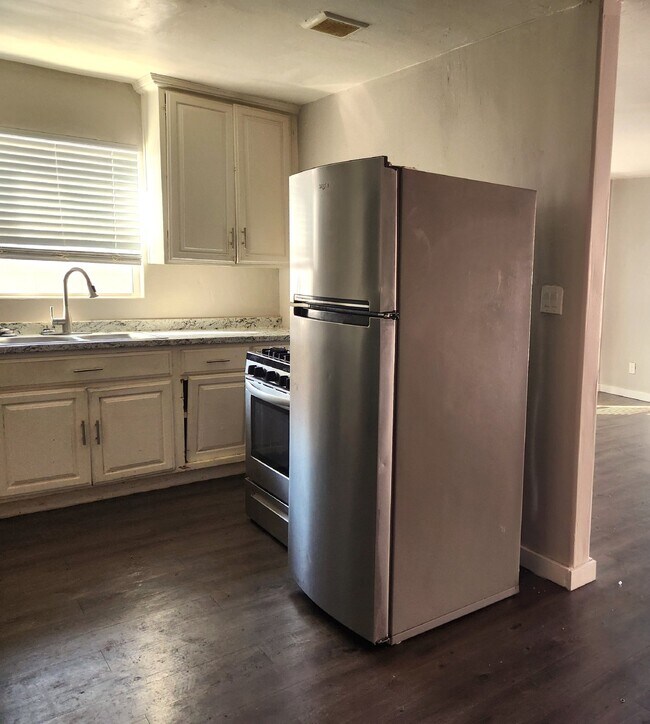 Building Photo - FABULOUS 2 BEDROOMS AND 1 BATHROOM FOR LEASE