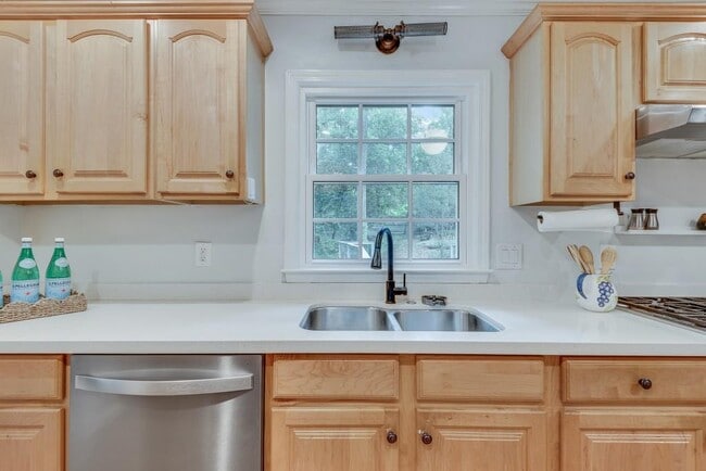 Building Photo - 2663 Rangewood Dr NE