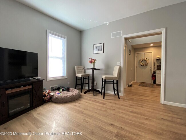 Building Photo - 809 16th Ave