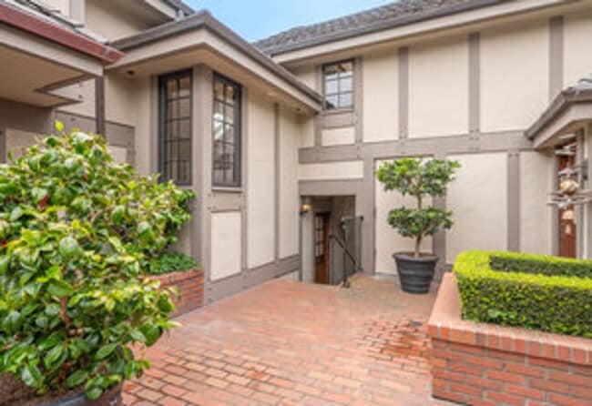 Building Photo - 1 Bed Condo in the Heart of Carmel-by-The-...