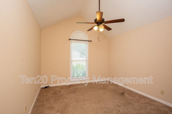 Building Photo - 11 Leah Ct