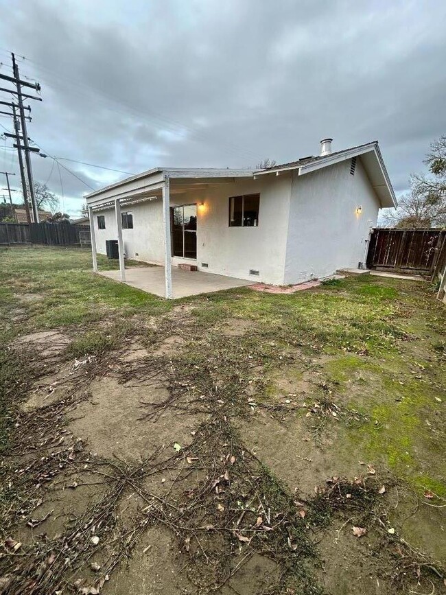 Building Photo - 1941 Reseda Ln