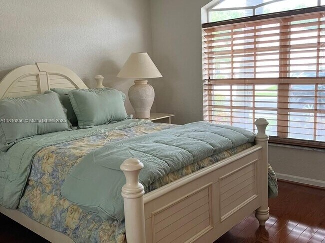 Building Photo - 10566 Sunset Isles Ct