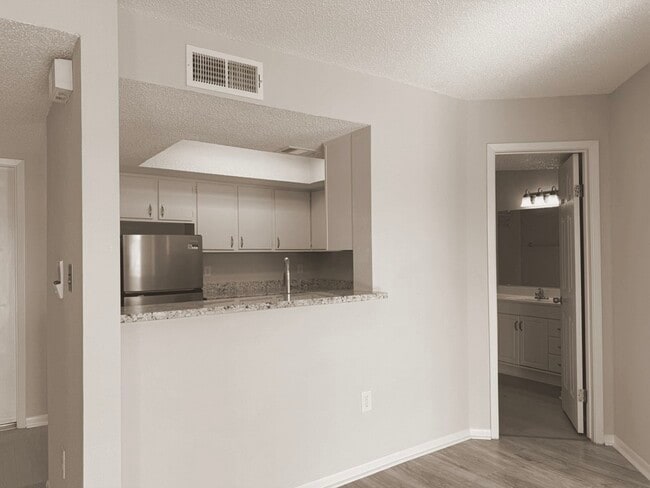 Building Photo - 2816 S Bartell Dr