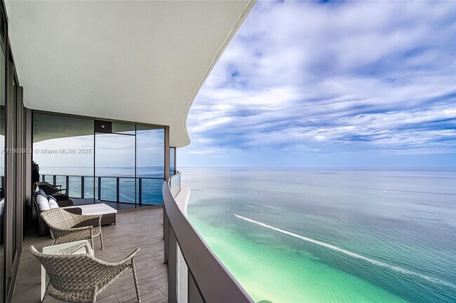 Primary Photo - 15701 Collins Ave