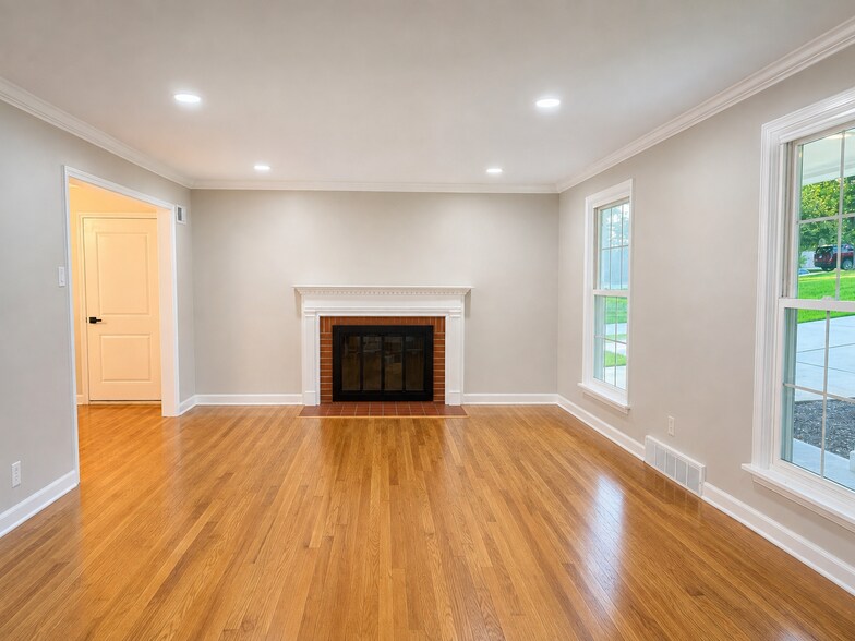 Building Photo - 18 Winslow Ln