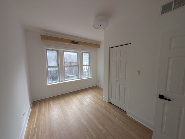 Building Photo - 1522 W Ardmore Ave