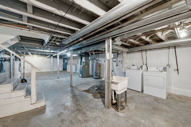 Building Photo - 5055 Lindenwood Ave