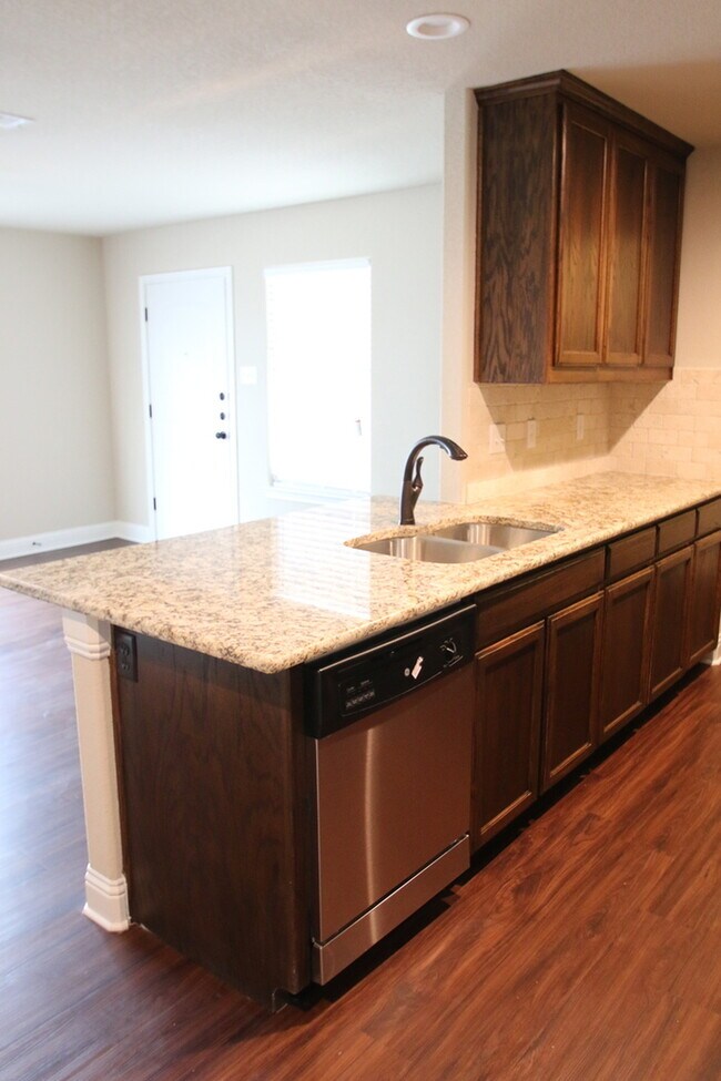 Building Photo - Move In Ready | 3BR/2BA West Fort Worth Home Near I-30, Camp Bowie & Lockheed Martin — Pets Welcome