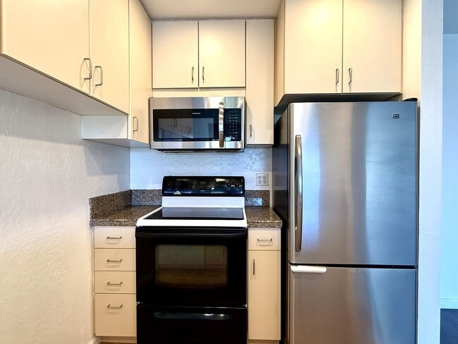 Building Photo - Top Floor Corner Unit Condo With Amazing V...