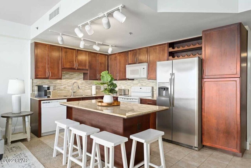 Building Photo - 9860 S Thomas Dr
