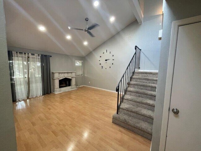 Building Photo - Gorgeous 3 Bedroom1/2 Plex in Elk Grove