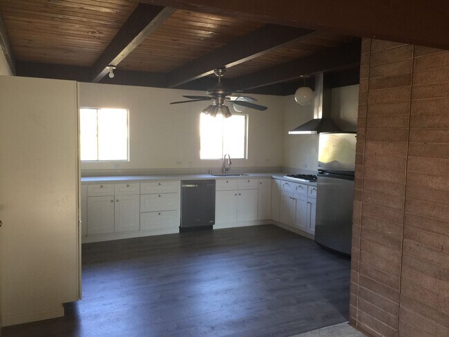 Building Photo - Mid-Century Hayward Home For Rent