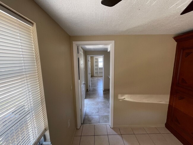 Building Photo - Cozy 3-Bedroom Home on a Corner Lot in Hol...
