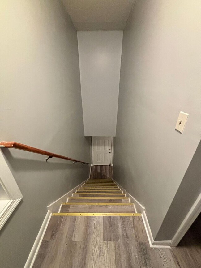 Building Photo - 3 Bedroom Fully Renovated Duplex!!