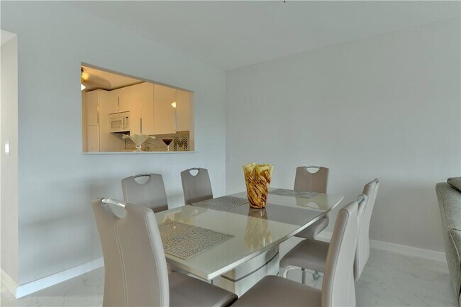 Building Photo - 2751 N Palm Aire Dr