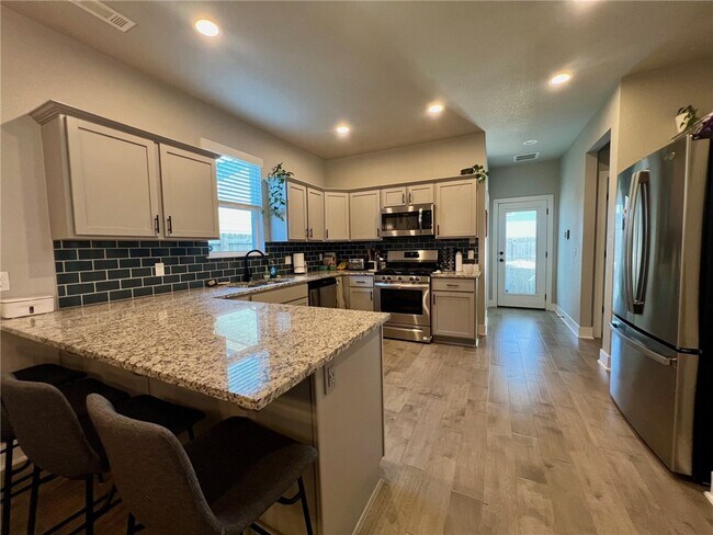 Building Photo - 1720 W Broadway Pl