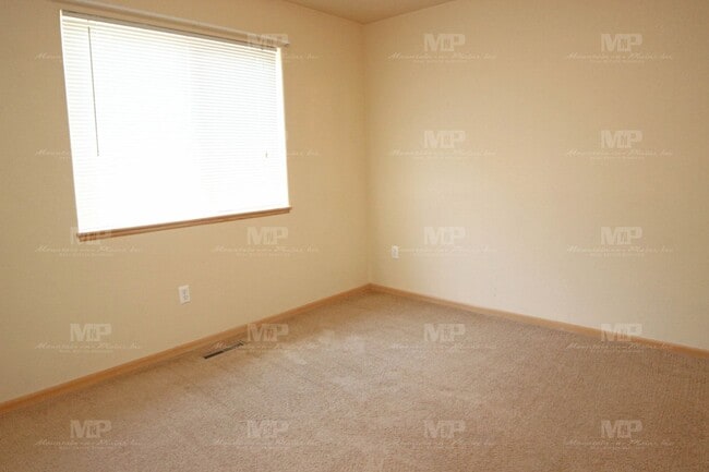 Building Photo - 2036 Glenmoor Dr