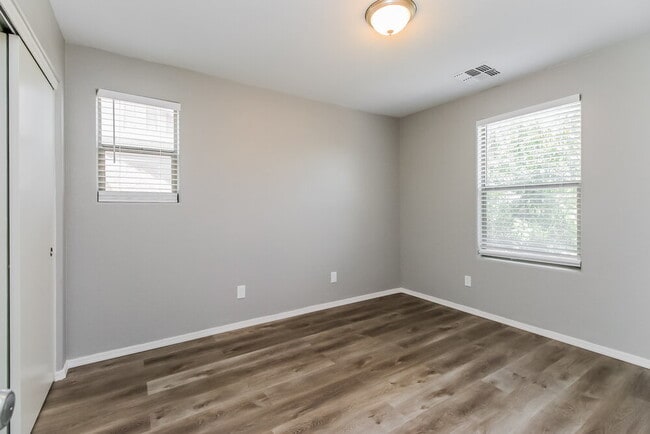 Building Photo - 1065 S Cheshire Ln