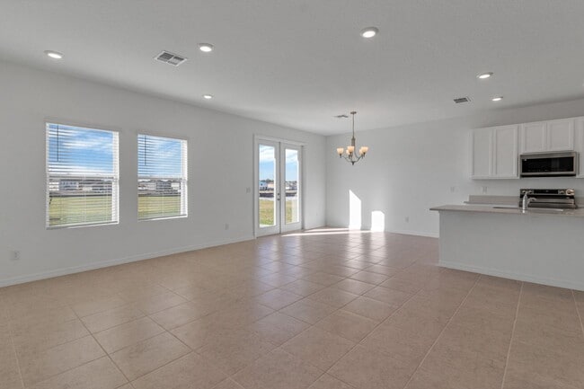 Building Photo - Like-New Ashton Woods Spacious 5BR 4BA, Prime Location Near I-4!