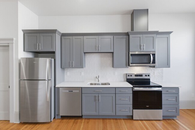 Building Photo - MOVE IN SPECIAL - NEWLY RENOVATED DOWNTOWN SALEM STUDIO